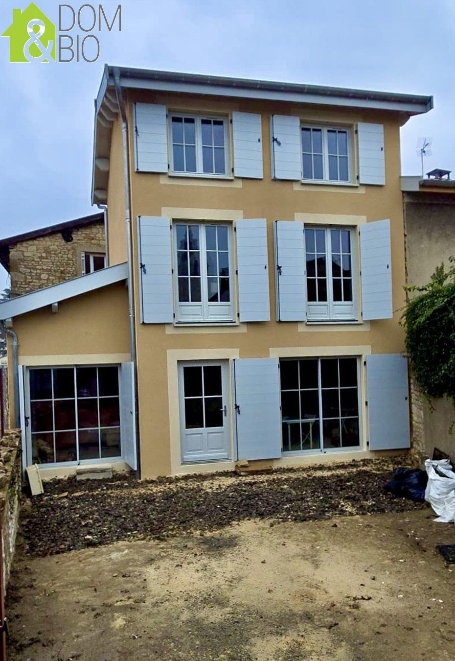 Projet de réhabilitation et d’agrandissement à Chazay d’Azergues Nous sommes fiers de vous présenter l’un de nos derniers projets chez Dom&Bio : une réhabilitation complète et ambitieuse d’un bâti existant, accompagnée d’une surélévation ainsi que de la reconstruction et de l’agrandissement du garage. Cette nouvelle résidence allie confort moderne et respect du patrimoine — visuel 2/6
