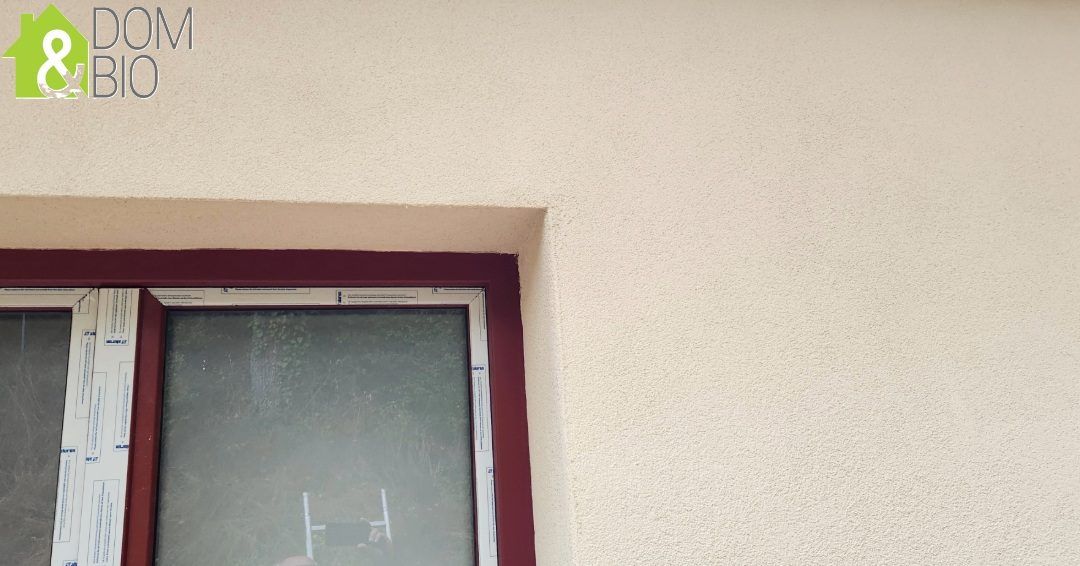 Façade isolée après l'enduit de finition, autour d'une fenêtre