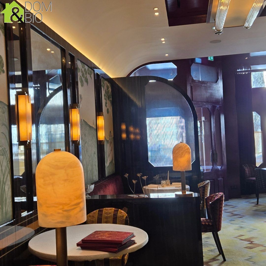 Salle d'Ombellule : boiseries sombres, lampes en albâtre et fenêtres arrondies