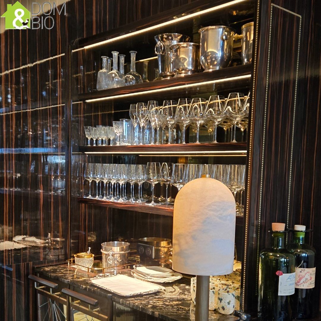 Office d'Ombellule : vitrines à verres et plan de travail en pierre