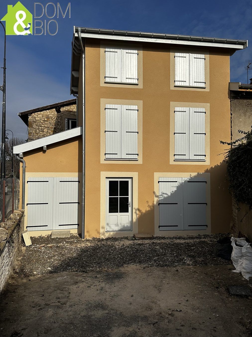 Projet de réhabilitation et d’agrandissement à Chazay d’Azergues Nous sommes fiers de vous présenter l’un de nos derniers projets chez Dom&Bio : une réhabilitation complète et ambitieuse d’un bâti existant, accompagnée d’une surélévation ainsi que de la reconstruction et de l’agrandissement du garage. Cette nouvelle résidence allie confort moderne et respect du patrimoine — visuel 3/6
