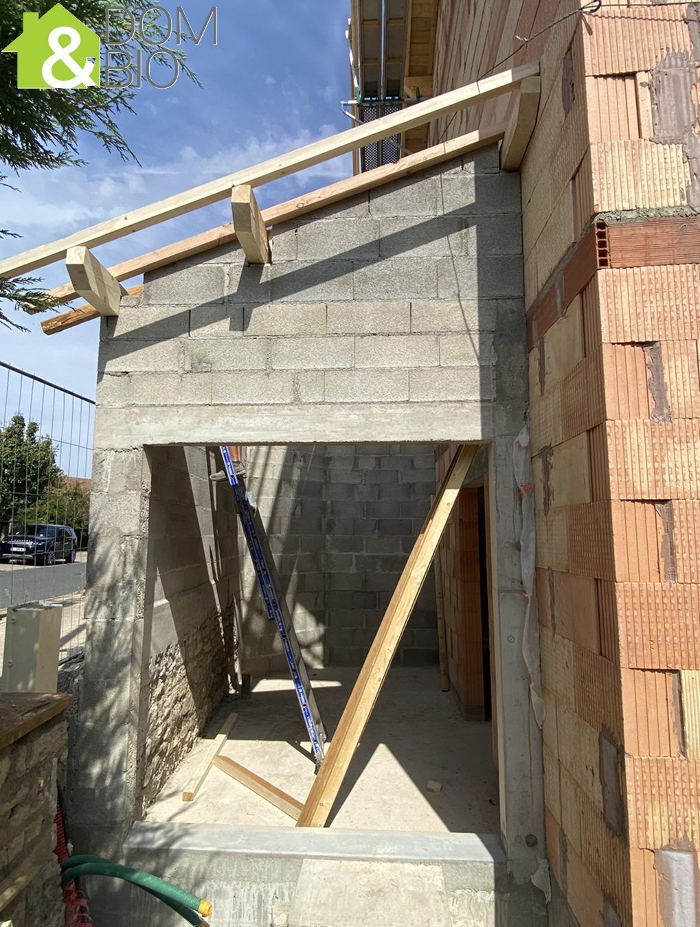 Projet de réhabilitation et d’agrandissement à Chazay d’Azergues Nous sommes fiers de vous présenter l’un de nos derniers projets chez Dom&Bio : une réhabilitation complète et ambitieuse d’un bâti existant, accompagnée d’une surélévation ainsi que de la reconstruction et de l’agrandissement du garage. Cette nouvelle résidence allie confort moderne et respect du patrimoine — visuel 5/6