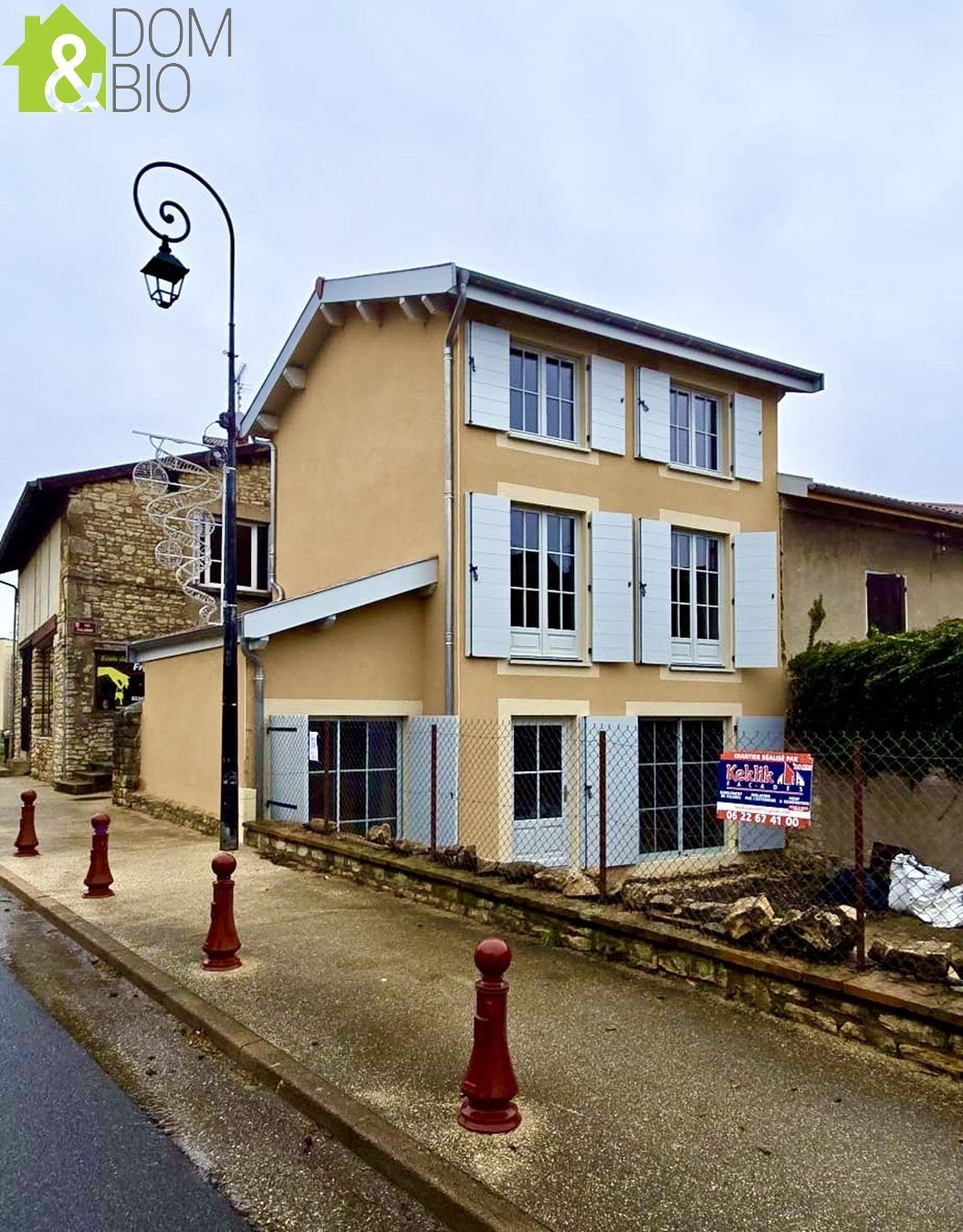 Projet de réhabilitation et d’agrandissement à Chazay d’Azergues Nous sommes fiers de vous présenter l’un de nos derniers projets chez Dom&Bio : une réhabilitation complète et ambitieuse d’un bâti existant, accompagnée d’une surélévation ainsi que de la reconstruction et de l’agrandissement du garage. Cette nouvelle résidence allie confort moderne et respect du patrimoine — visuel 6/6