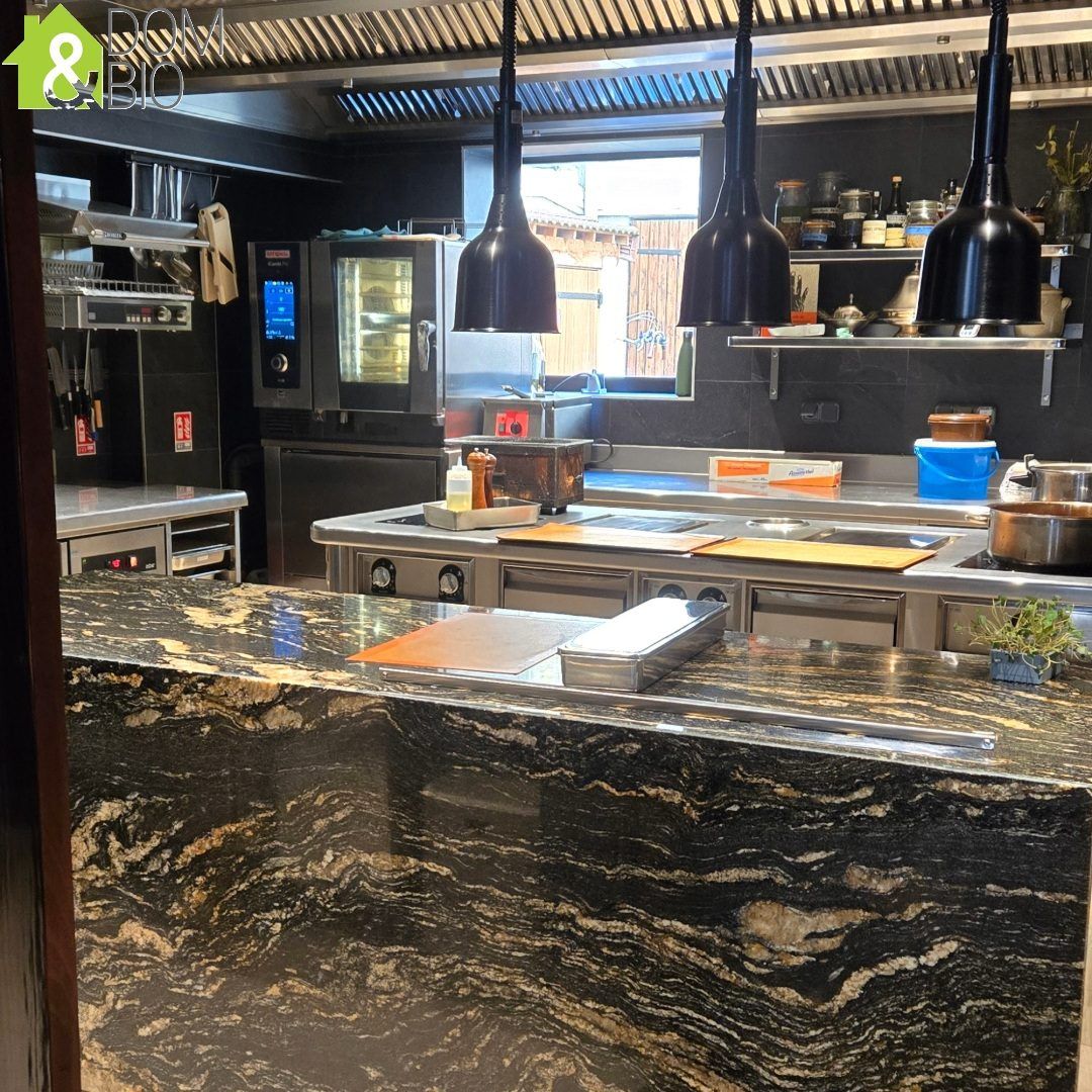 Cuisine d'Ombellule : îlot en granit et lampes suspendues
