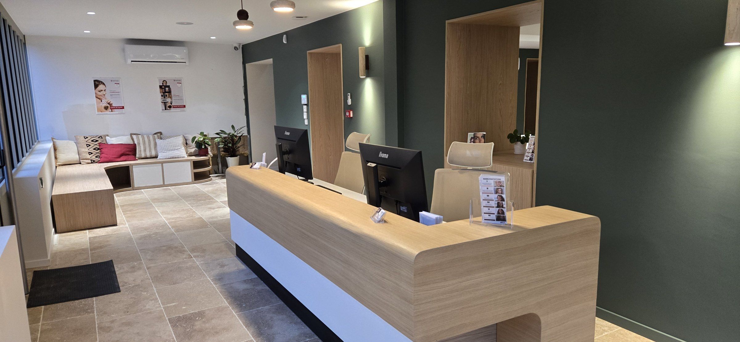 Banque d'accueil et circulation de plain-pied