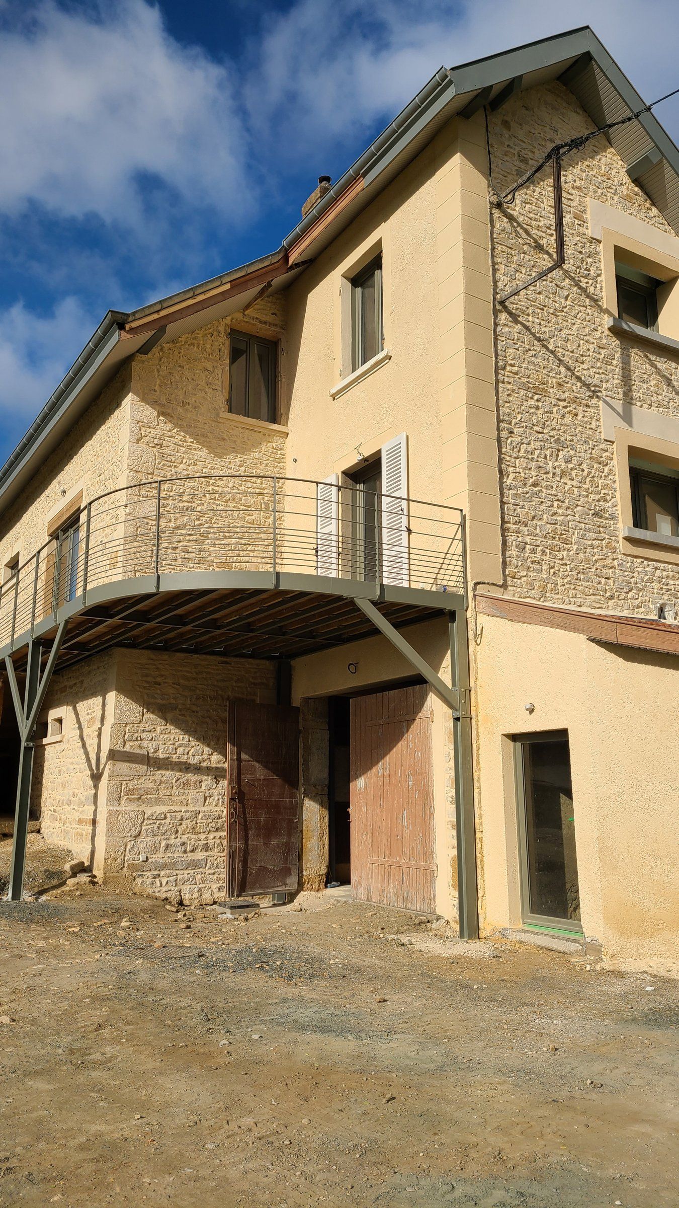 Octobre 2021 — le balcon-terrasse métallique et la façade en pierre
