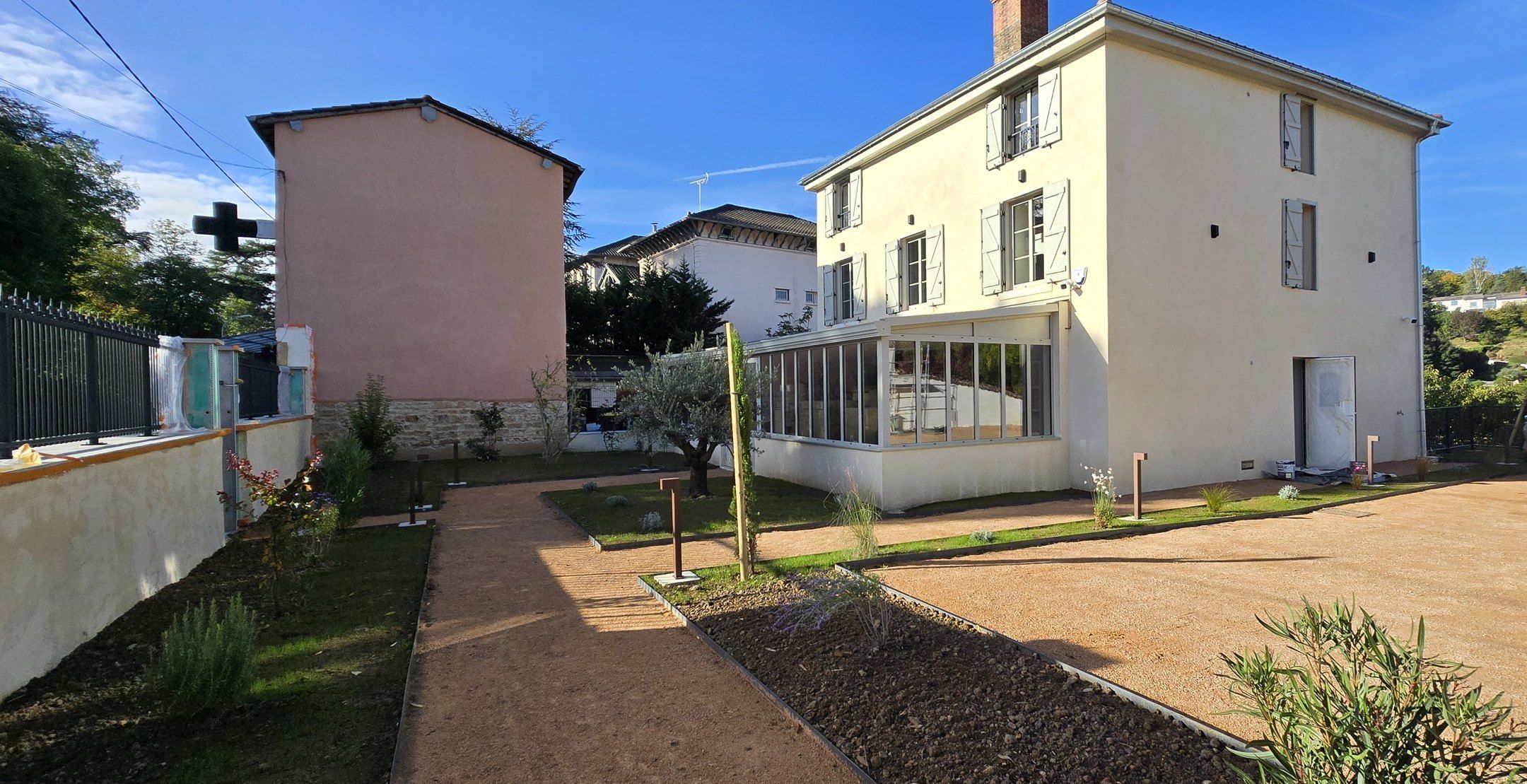 La maison rénovée et son extension vitrée