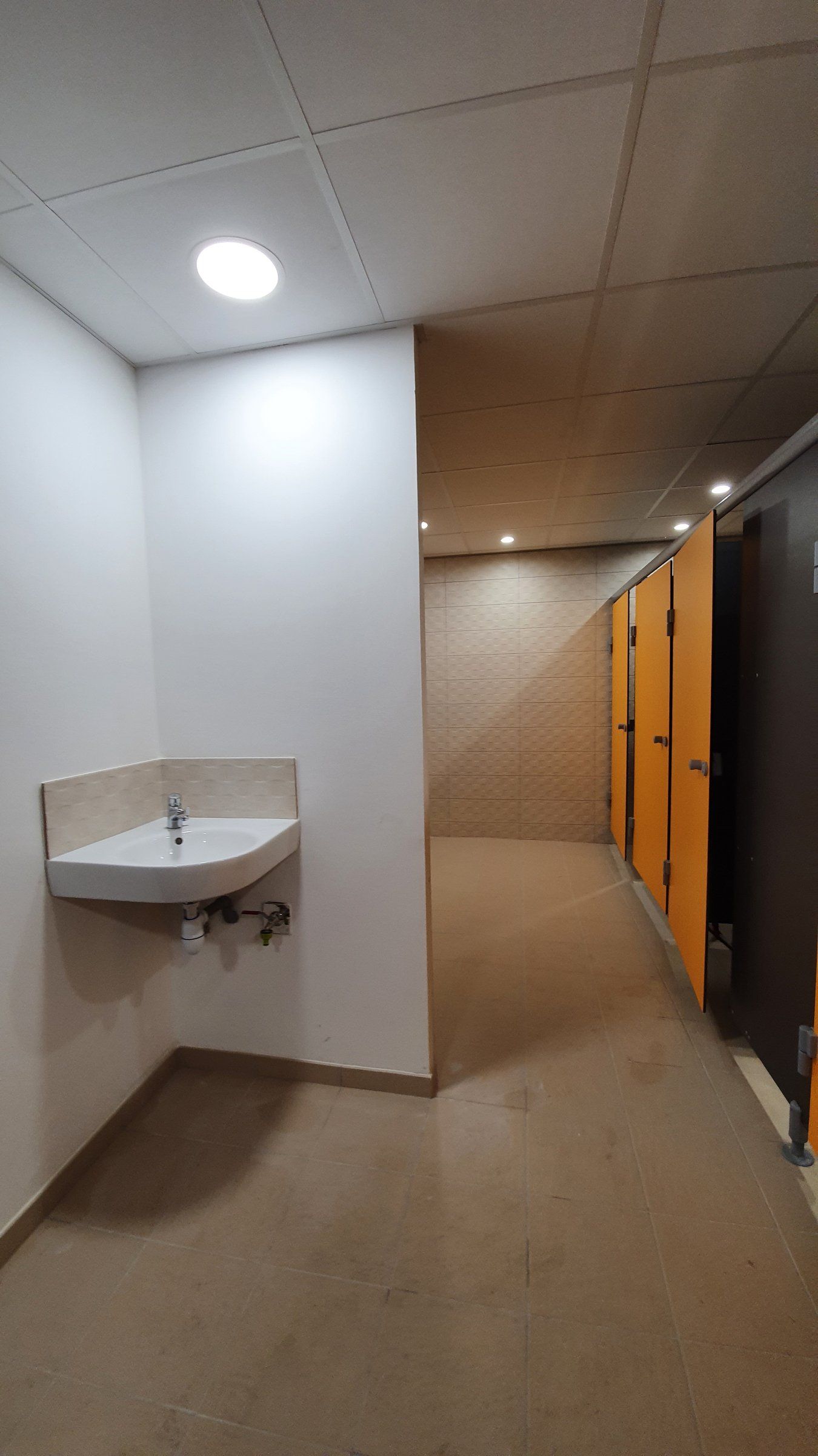 Lavabo et accès aux cabines