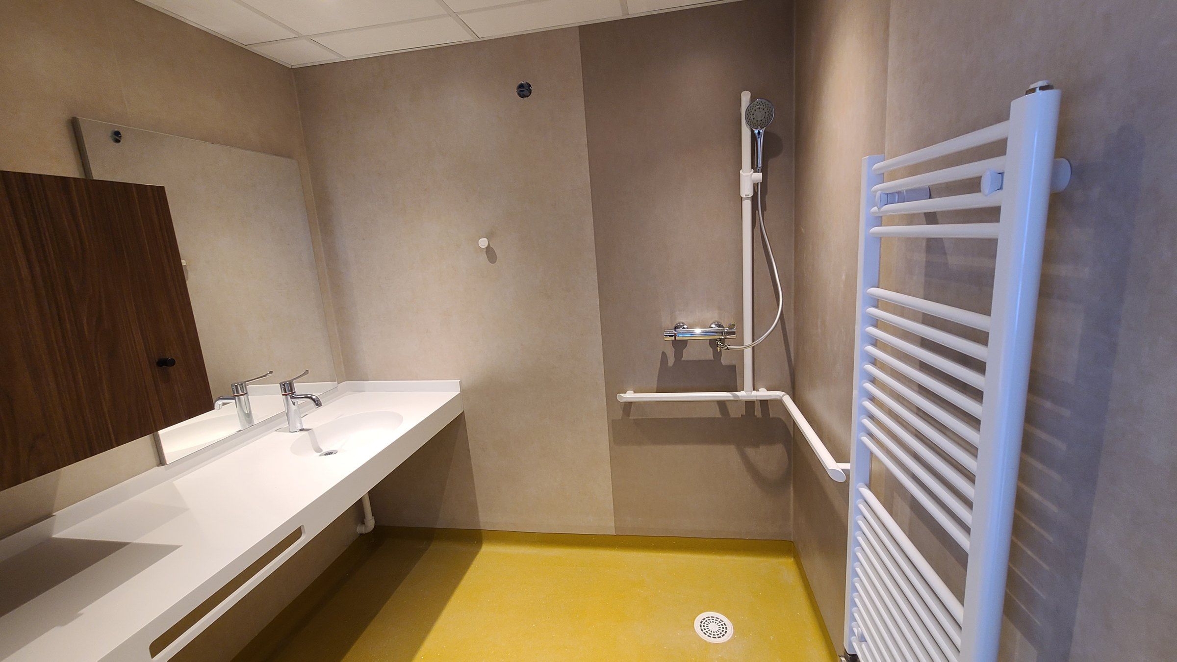 Douche de plain-pied et plan vasque accessible