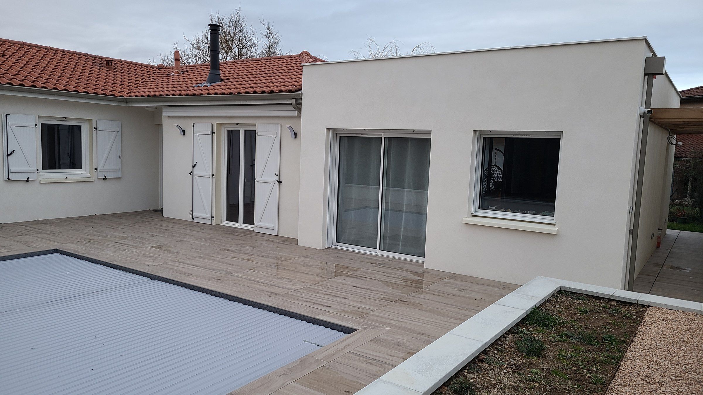 Février 2022 — la terrasse carrelée et le volet de la piscine