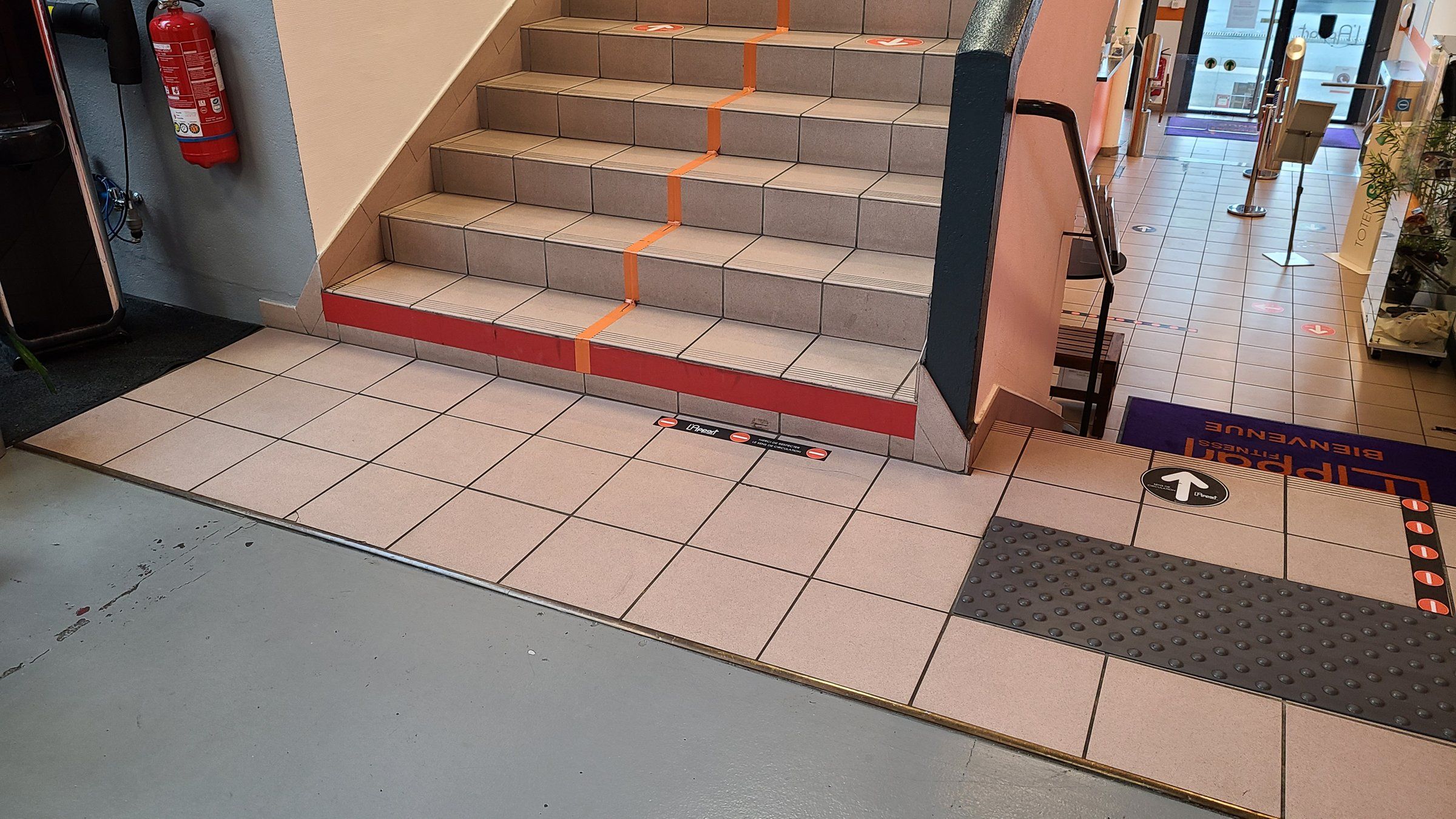 L'escalier d'entrée en octobre 2021 : carrelage et marquages au sol