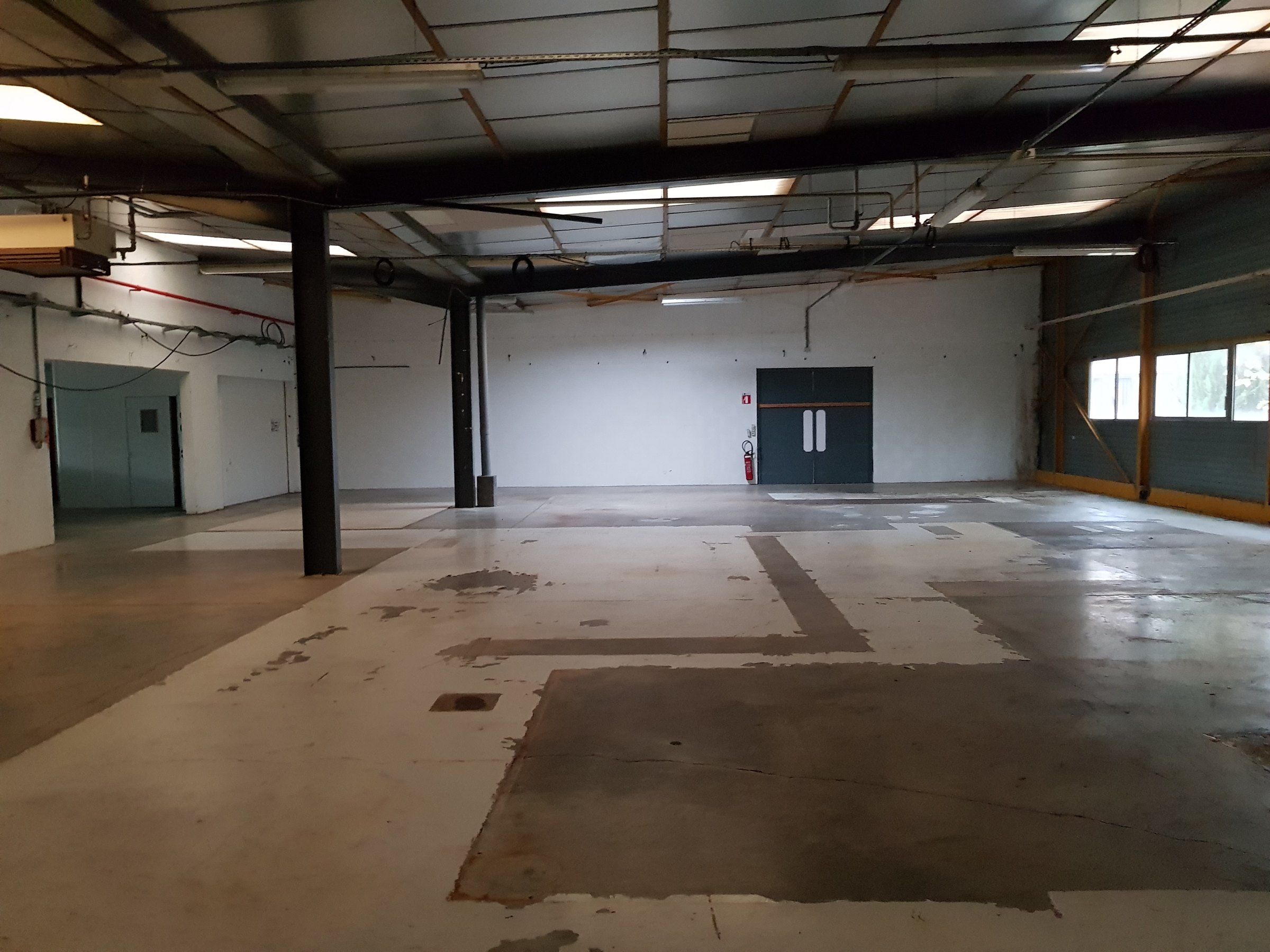 Le hangar en novembre 2018 : dalle béton nue, charpente métallique apparente