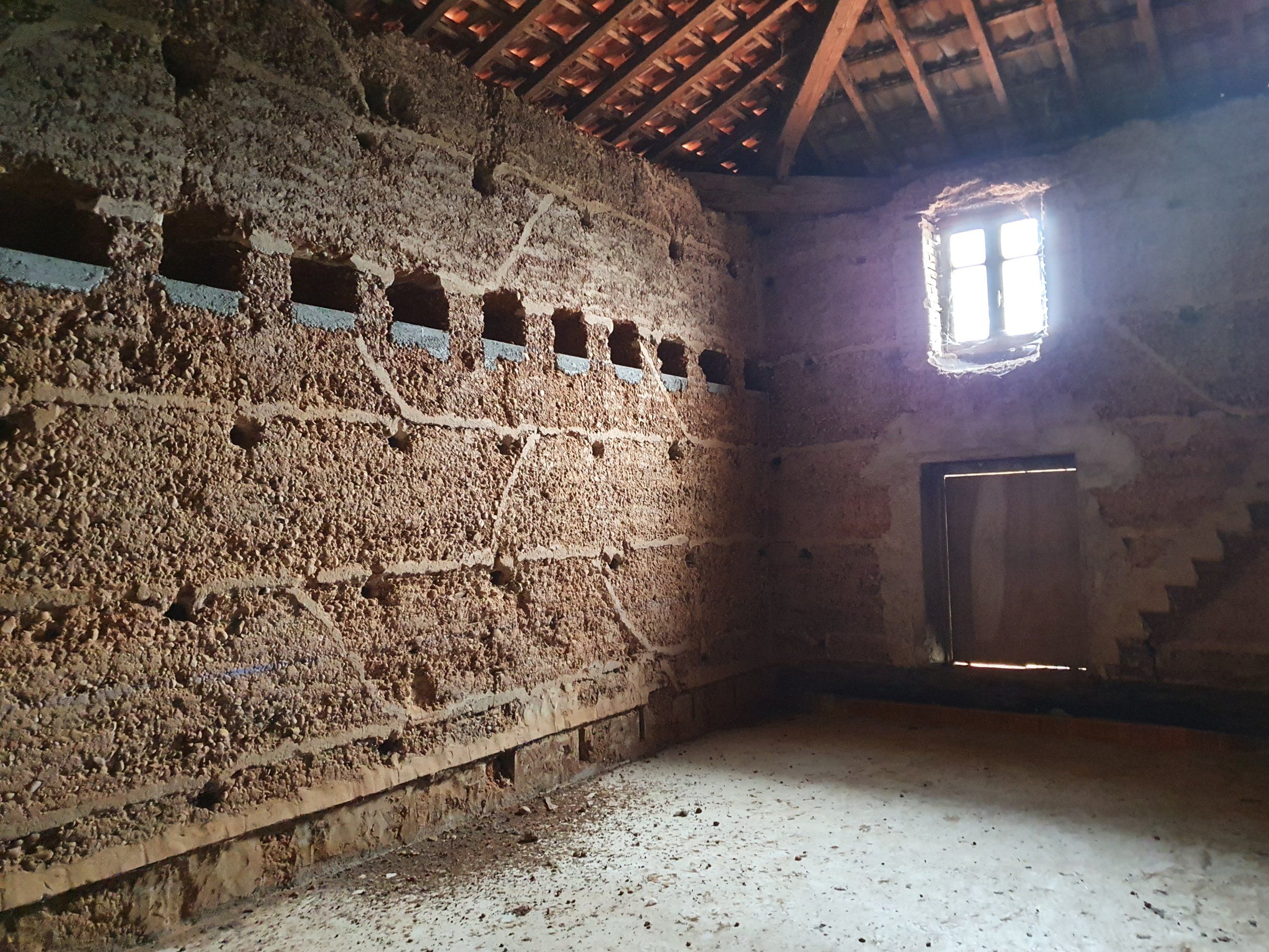 Avant — l'intérieur de la grange en juin 2020