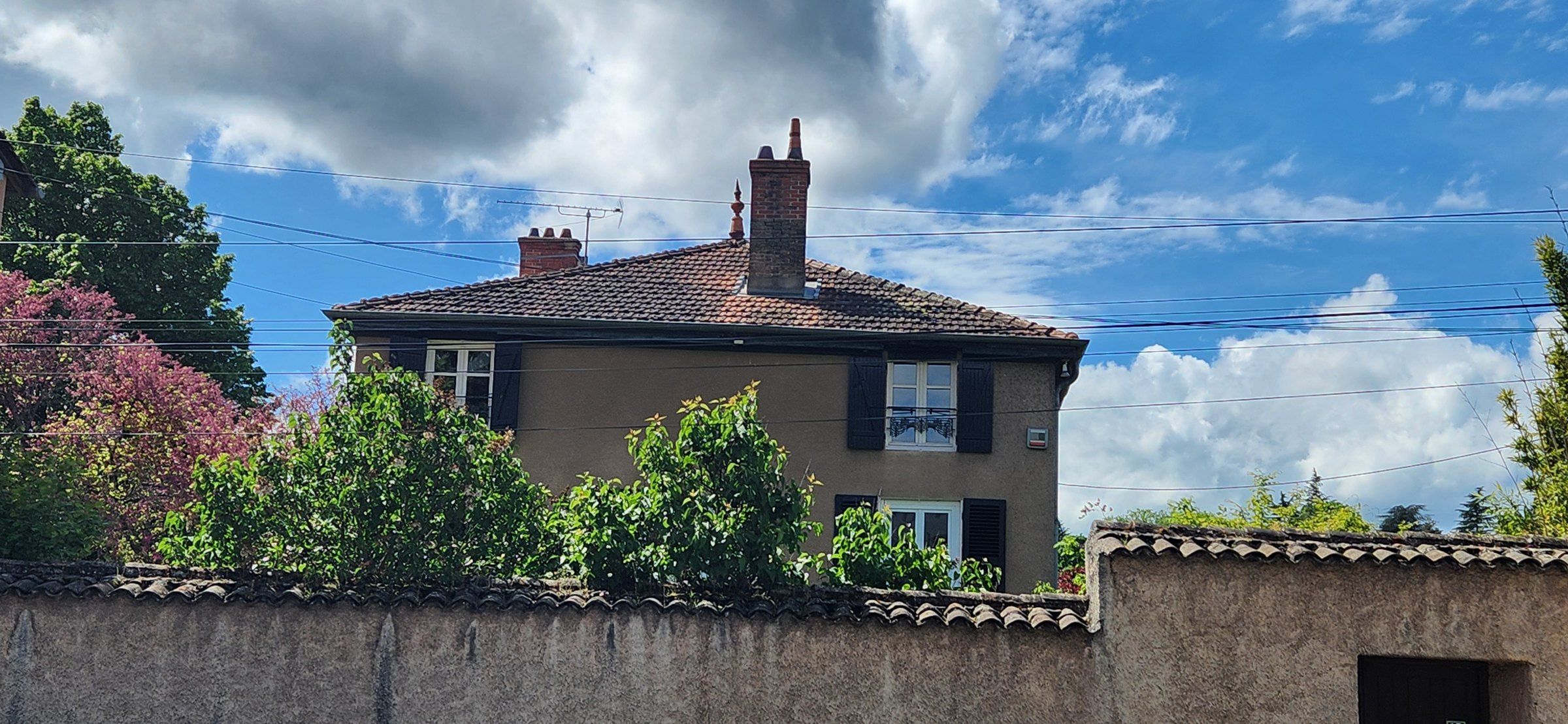 La maison en mai 2024, vue depuis la route