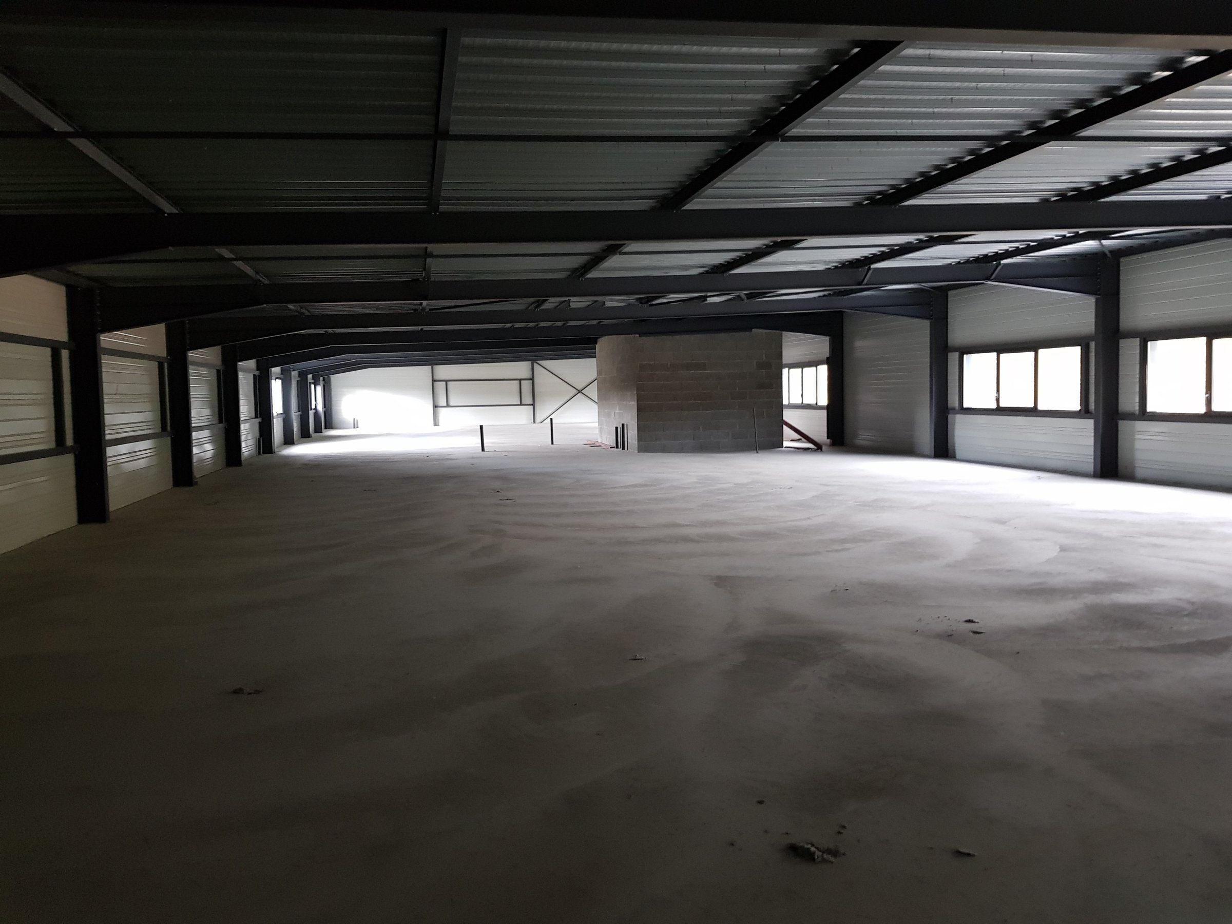 Le plateau brut en novembre 2017 : dalle béton, charpente métallique apparente