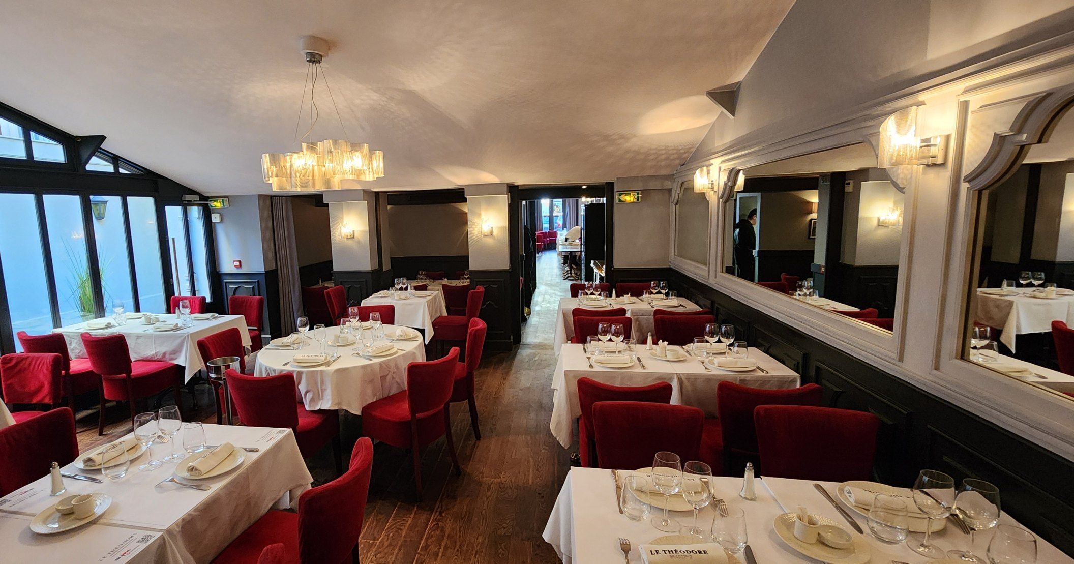 L'ancien restaurant en février 2024, chaises rouges et nappes blanches