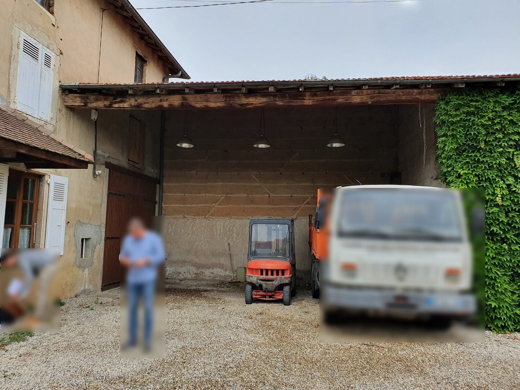 La travée ouverte de la grange avant travaux, servant de remise