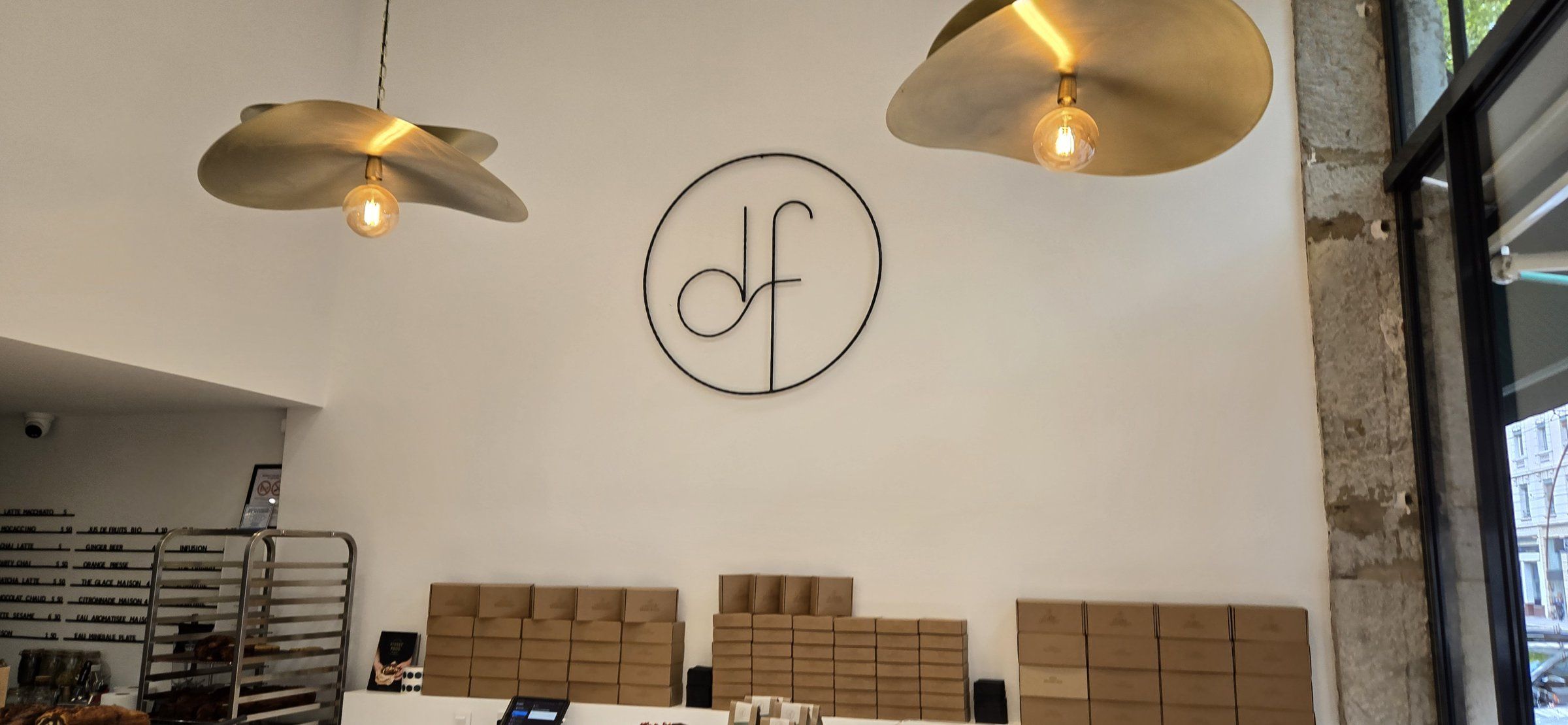 La boutique terminée, sous une grande hauteur sous plafond