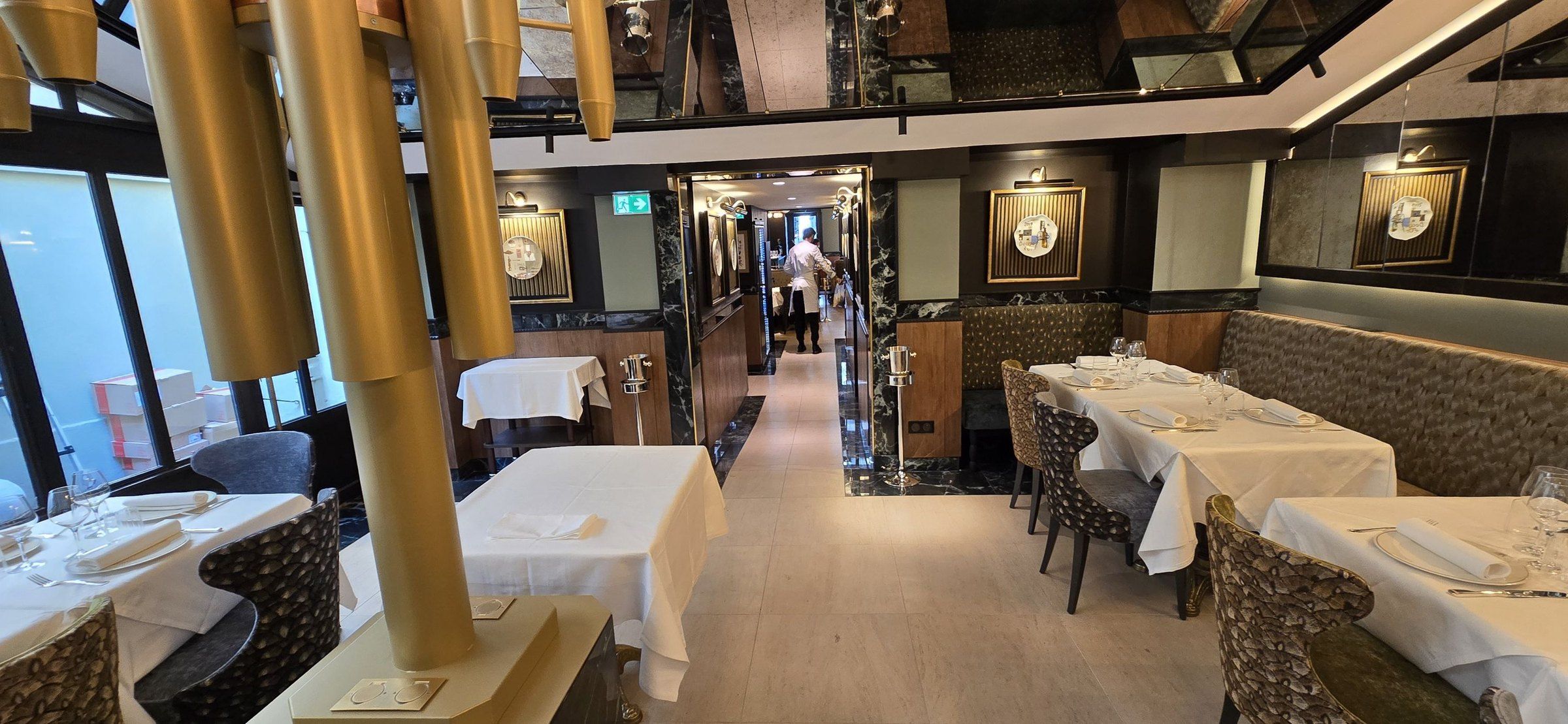 La nouvelle brasserie, colonnes dorées et banquettes