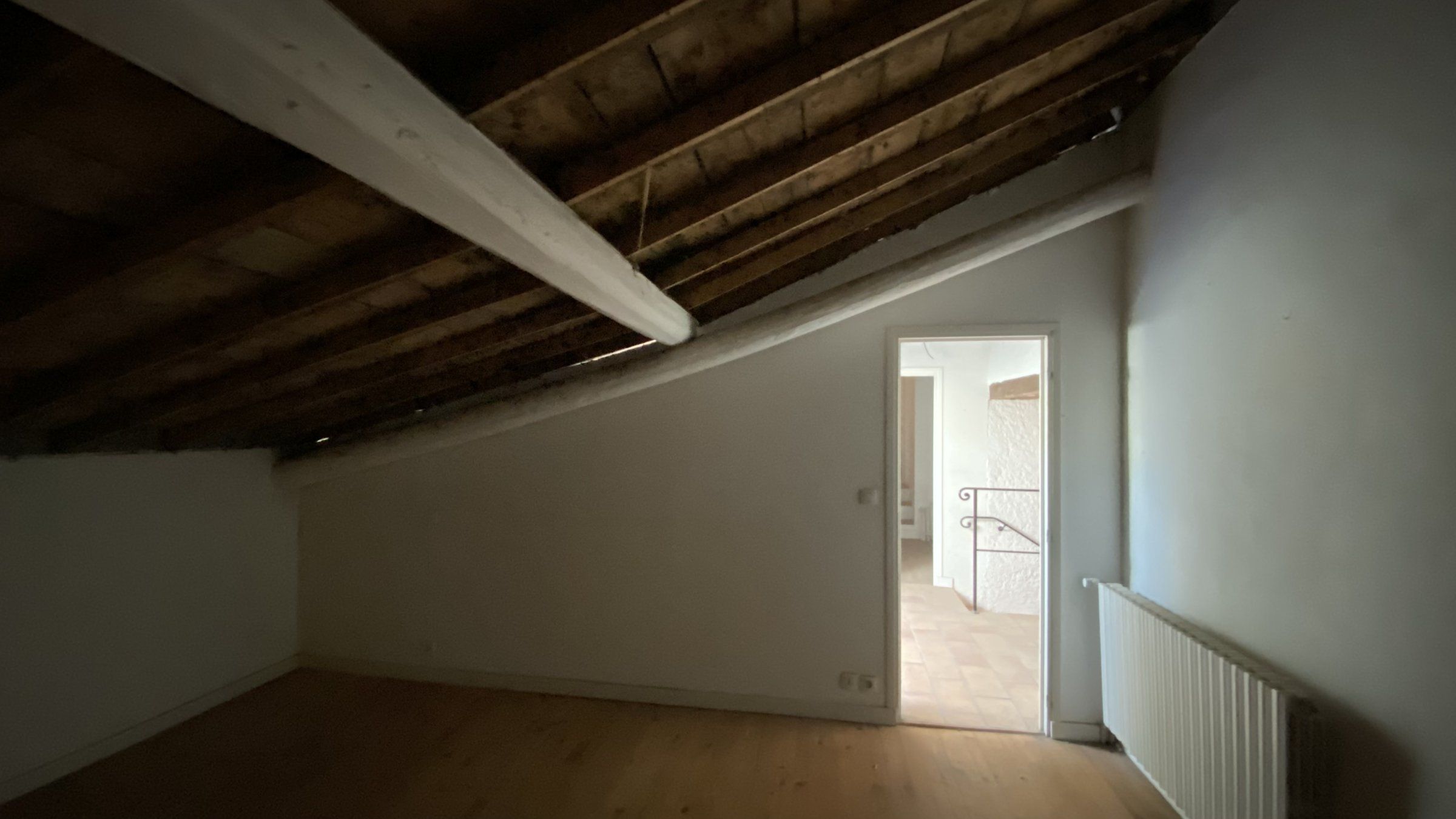 2024 — une chambre sous les combles, poutres conservées