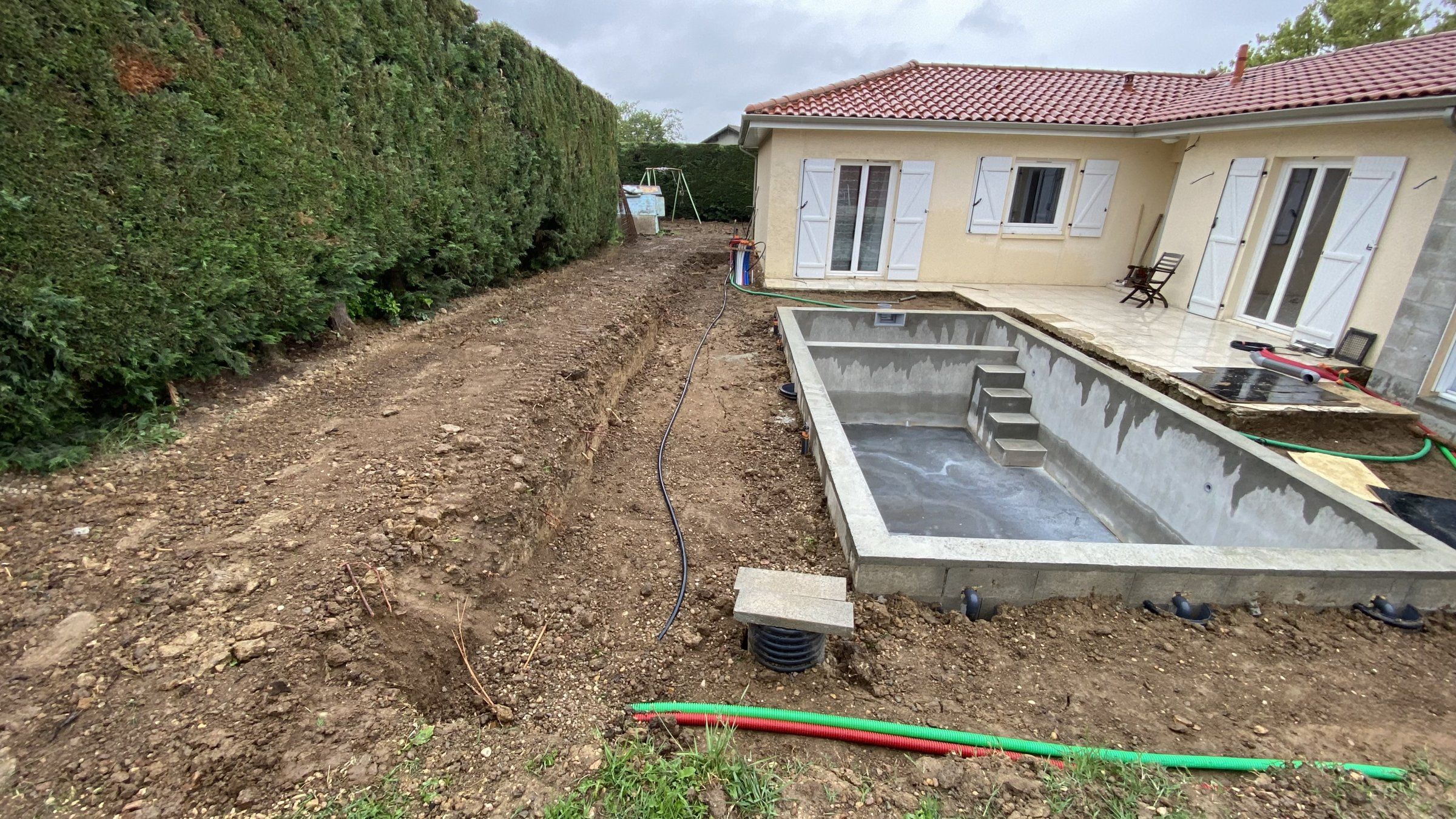 2021 — le bassin de la piscine en béton, avant les finitions