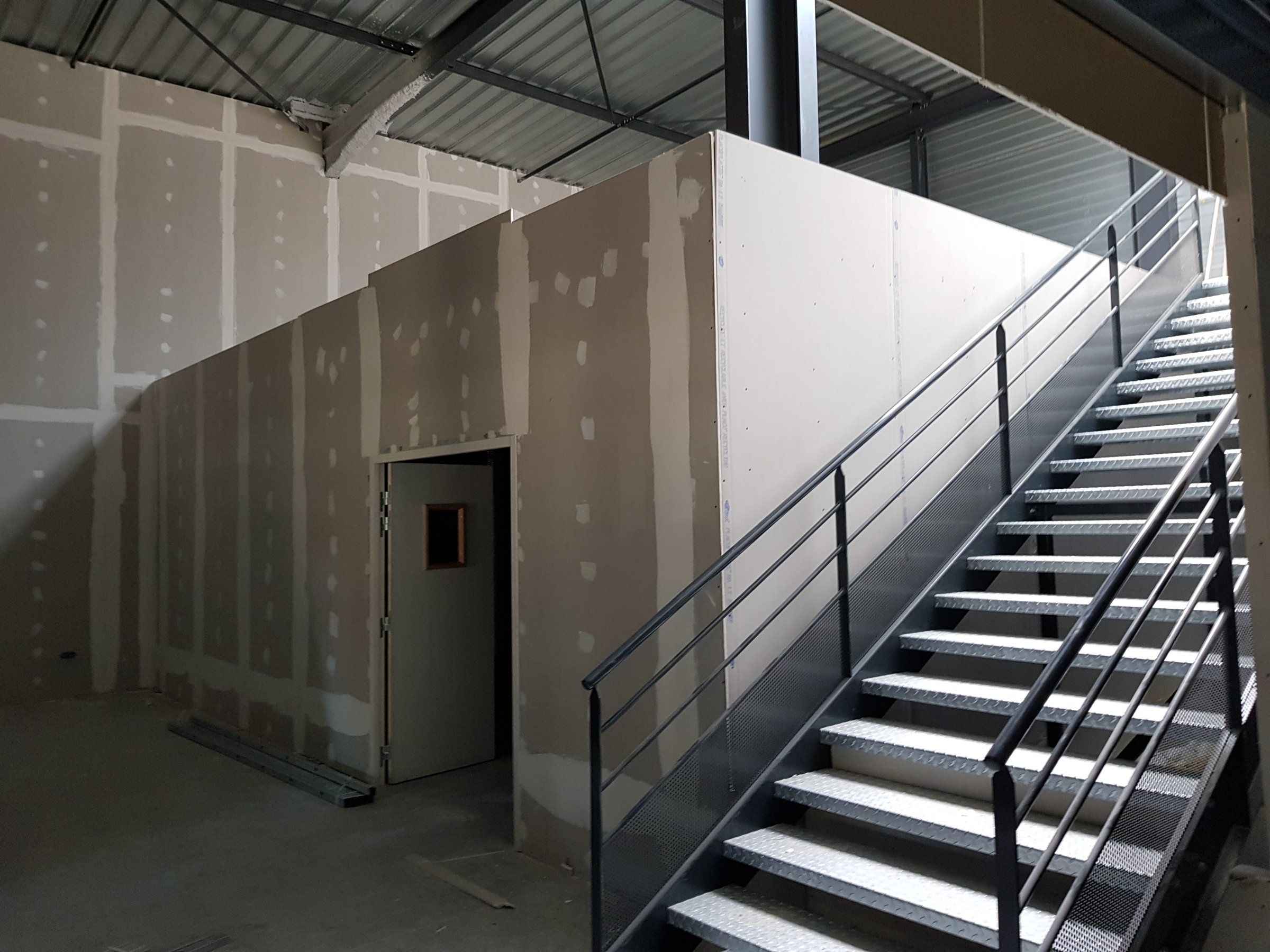 Juillet 2019 — cloisons et escalier d'accès à la mezzanine