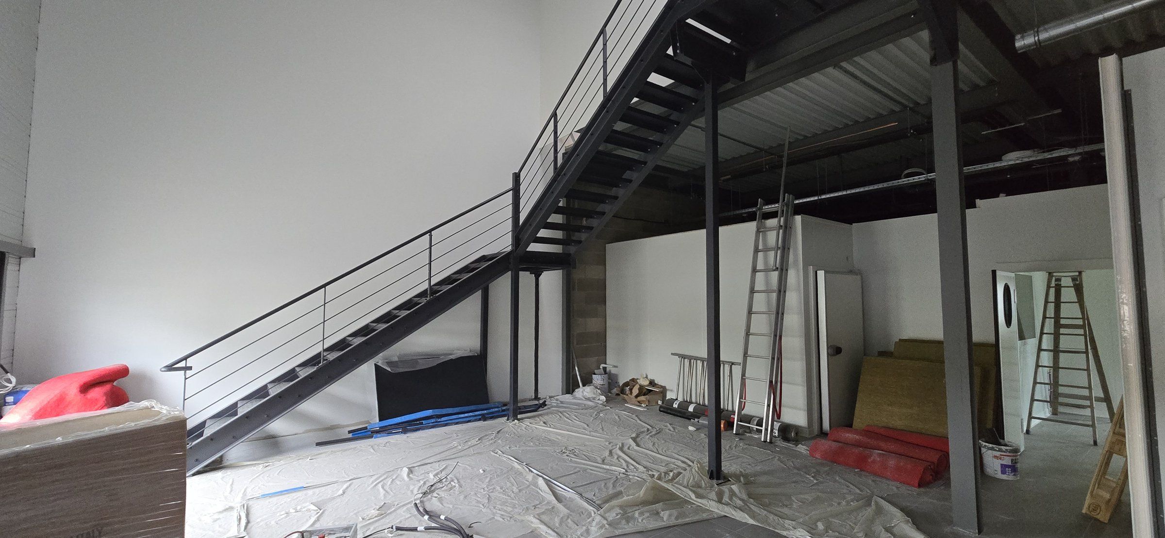 Juin 2025 — escalier métallique et accès à l'étage
