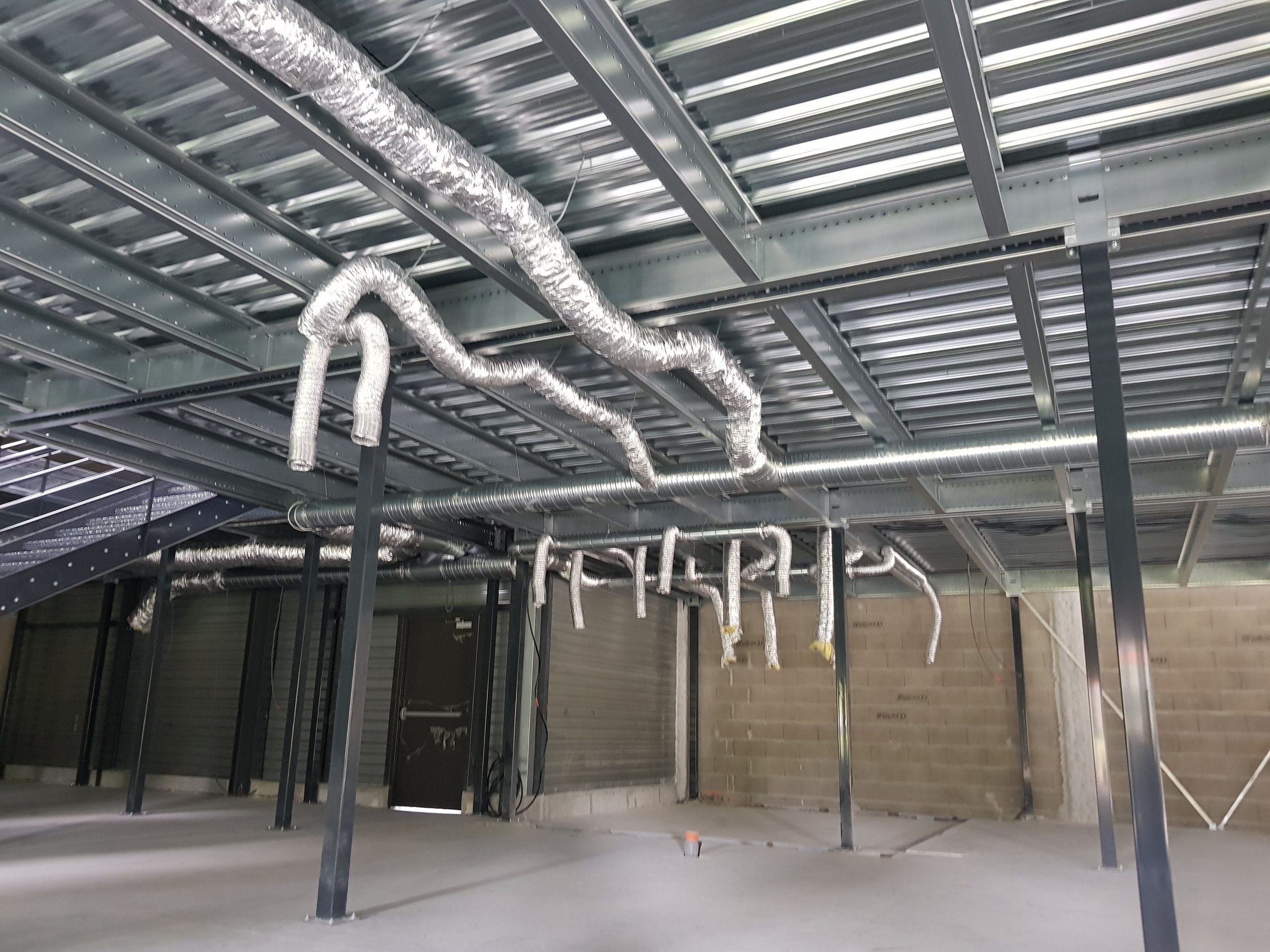 Mai 2019 — gaines de ventilation sous la mezzanine