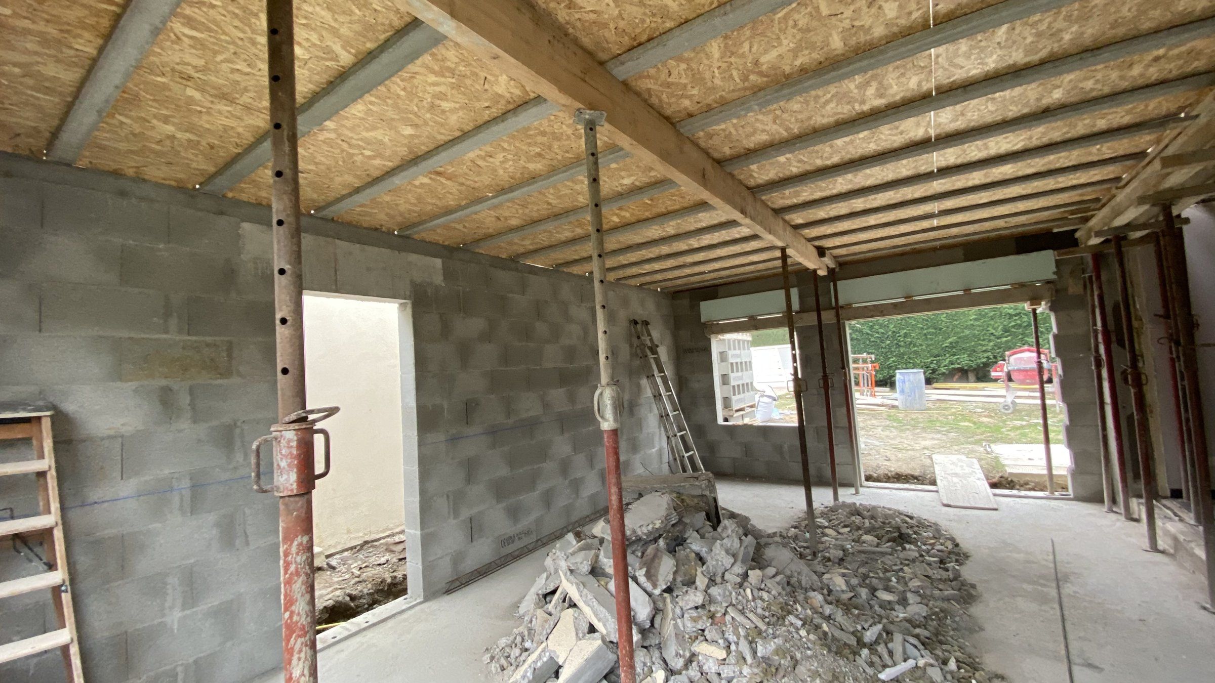 2021 — les murs en parpaings et le plancher du toit plat, vus de l'intérieur