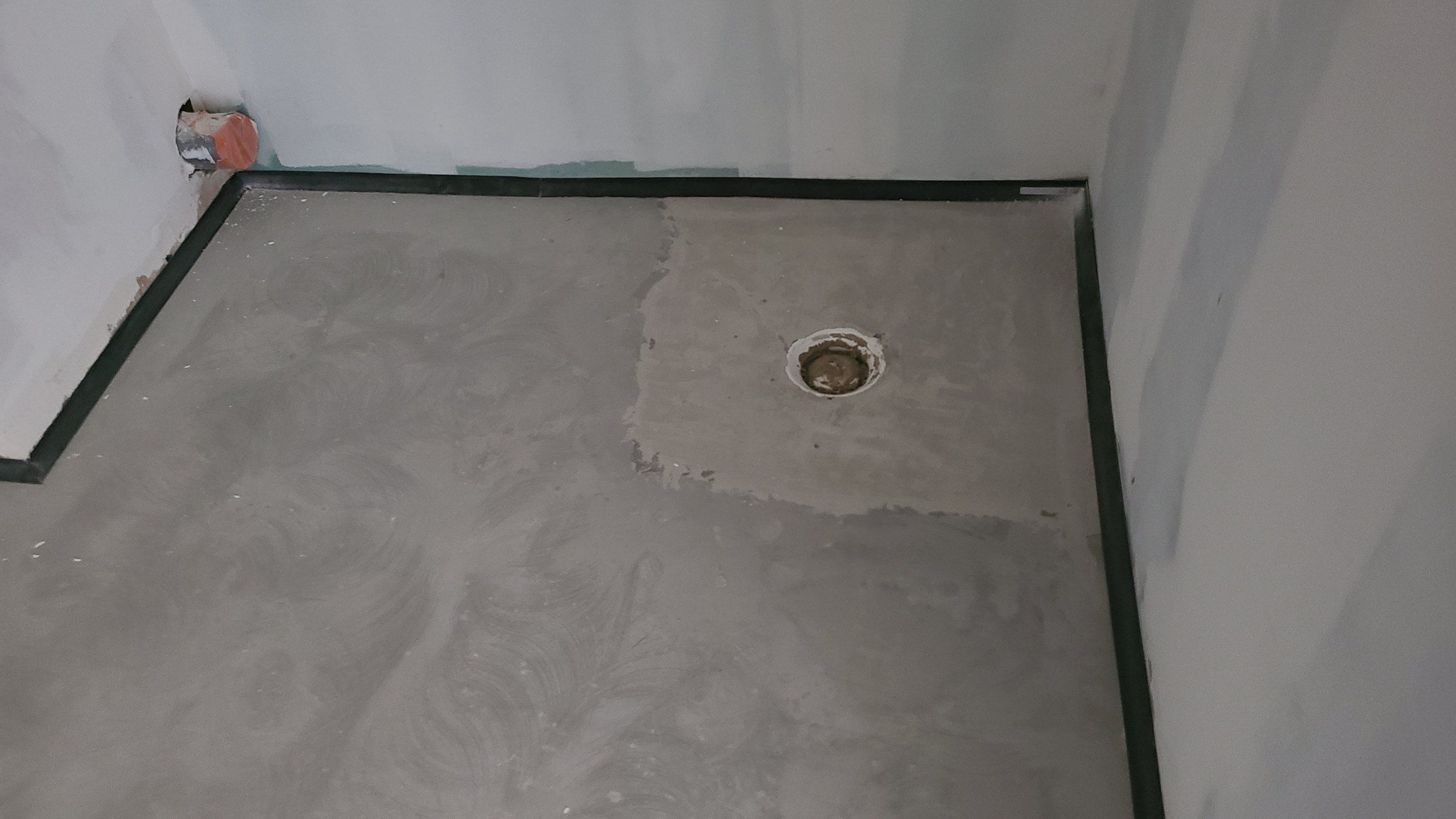 Avril 2023 — préparation de la douche de plain-pied