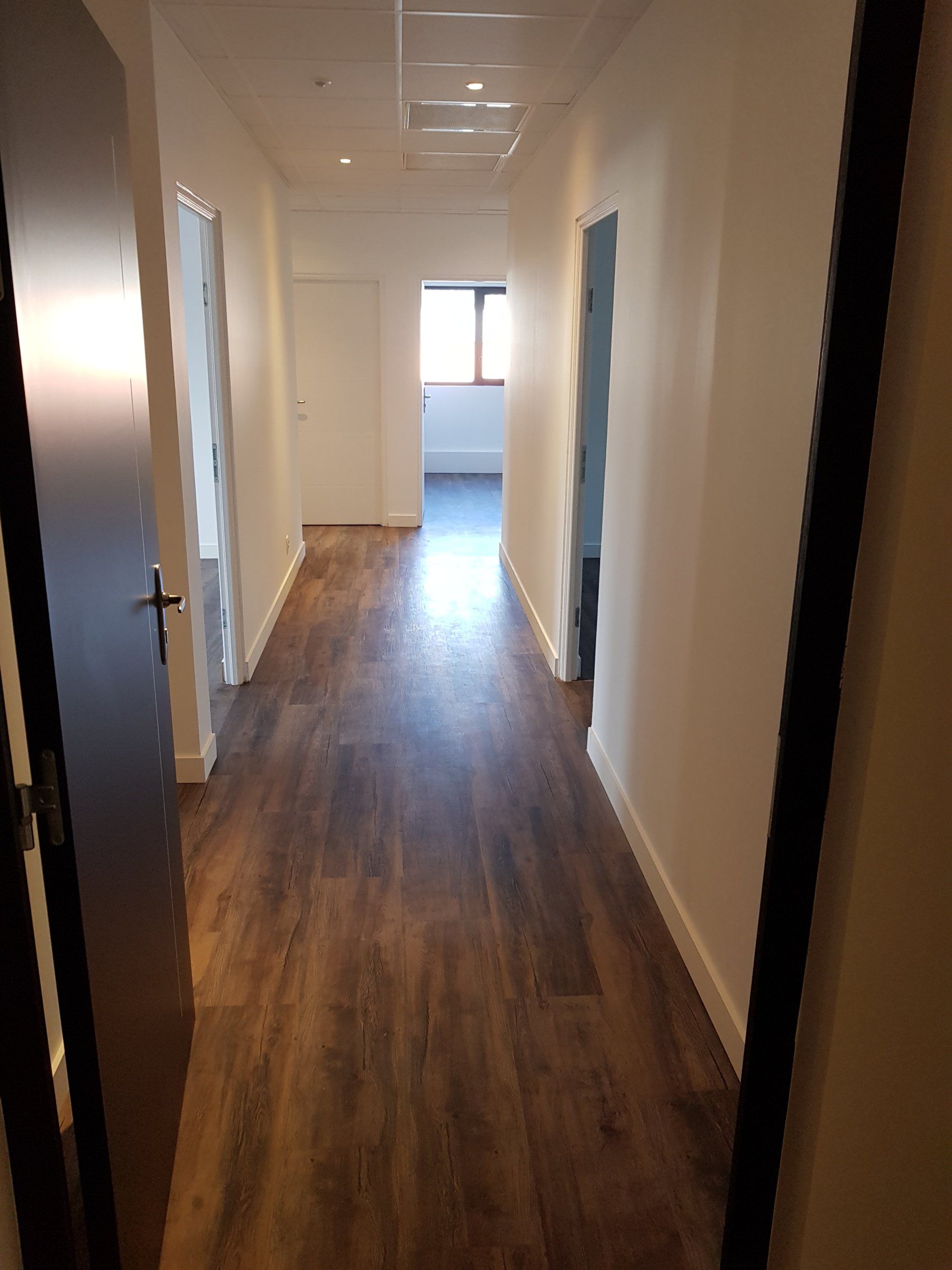 Un couloir desservant les bureaux terminés