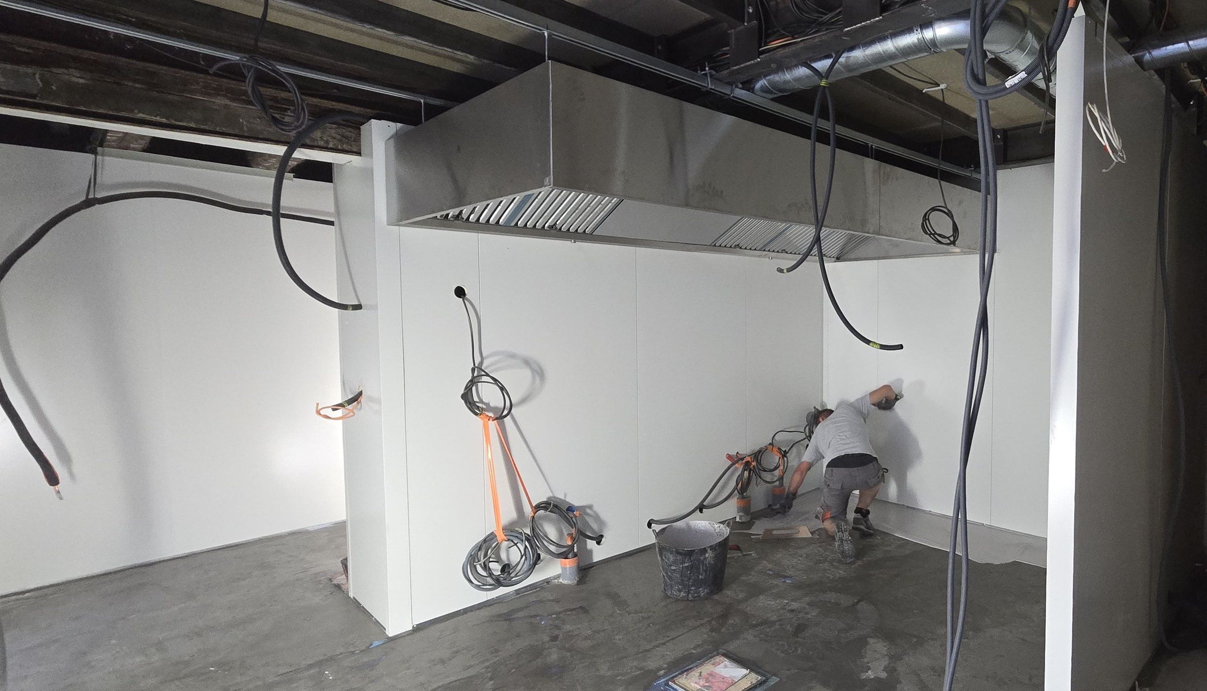 Pendant les travaux — parois isothermes et hotte en place
