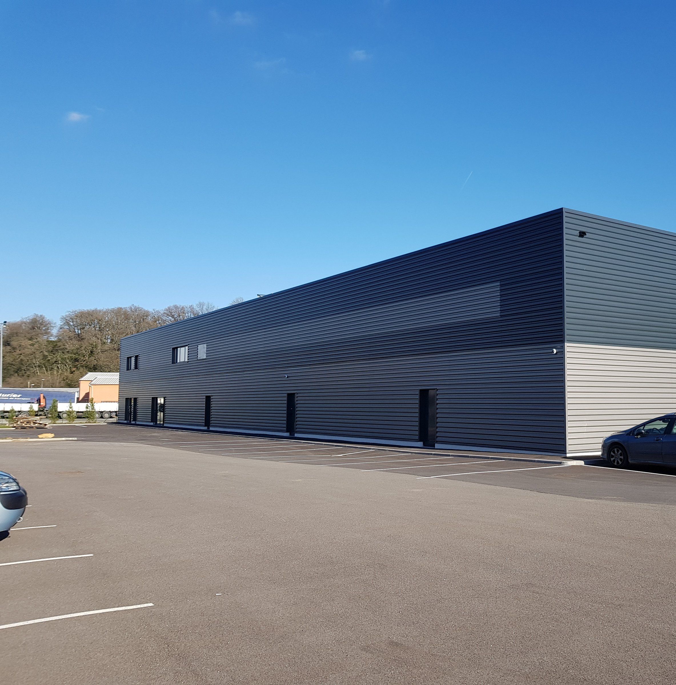 Le bâtiment et son parking