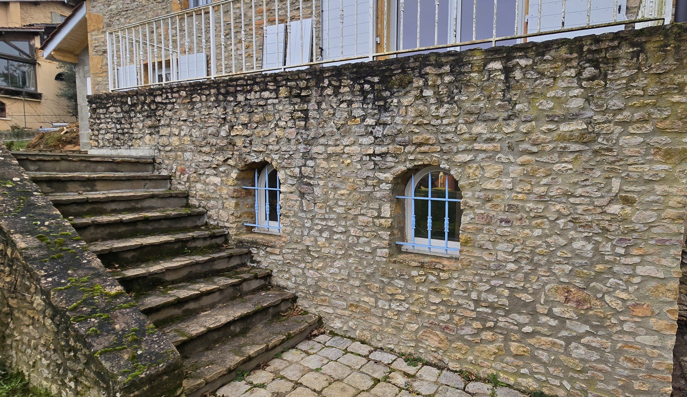 Décembre 2024 — la façade en pierre et son escalier extérieur