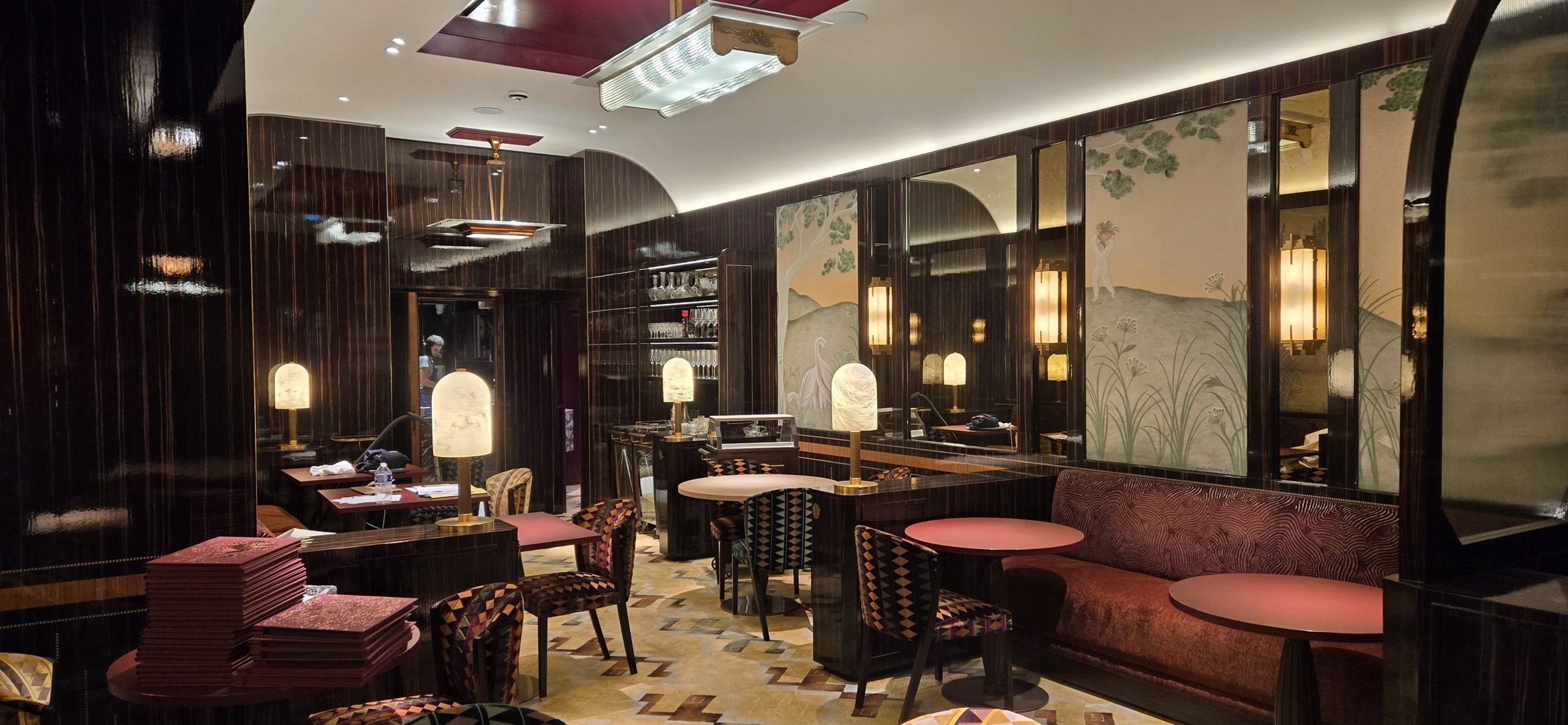 Restaurant gastronomique, banquettes et luminaires sur mesure