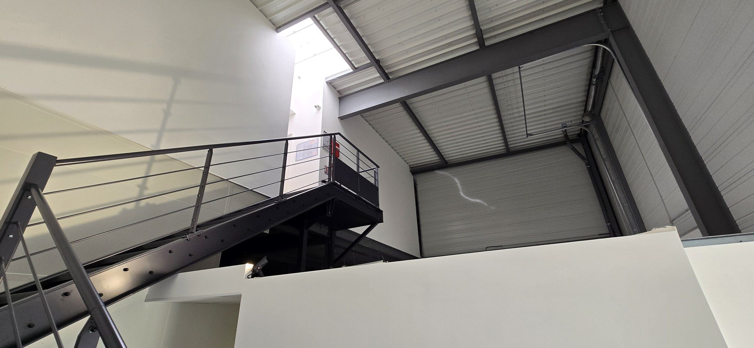 L'étage : bureaux, salle de restauration et vestiaires