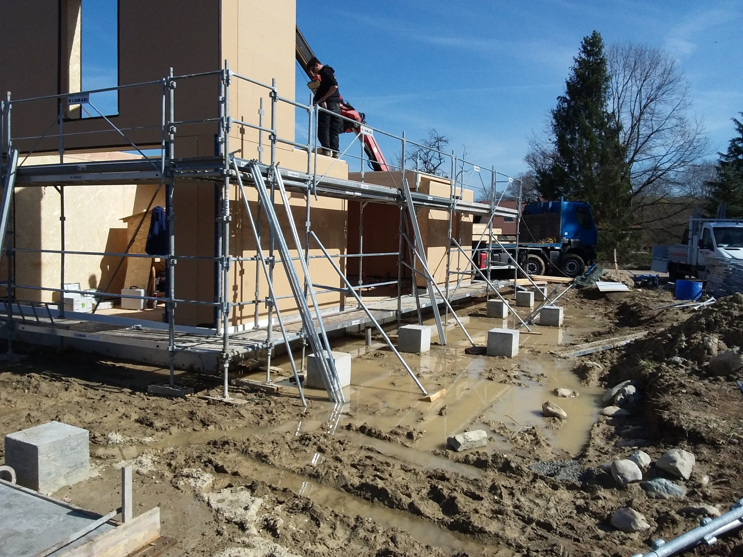Mars 2017 — les murs préfabriqués, paille comprise, levés à la grue
