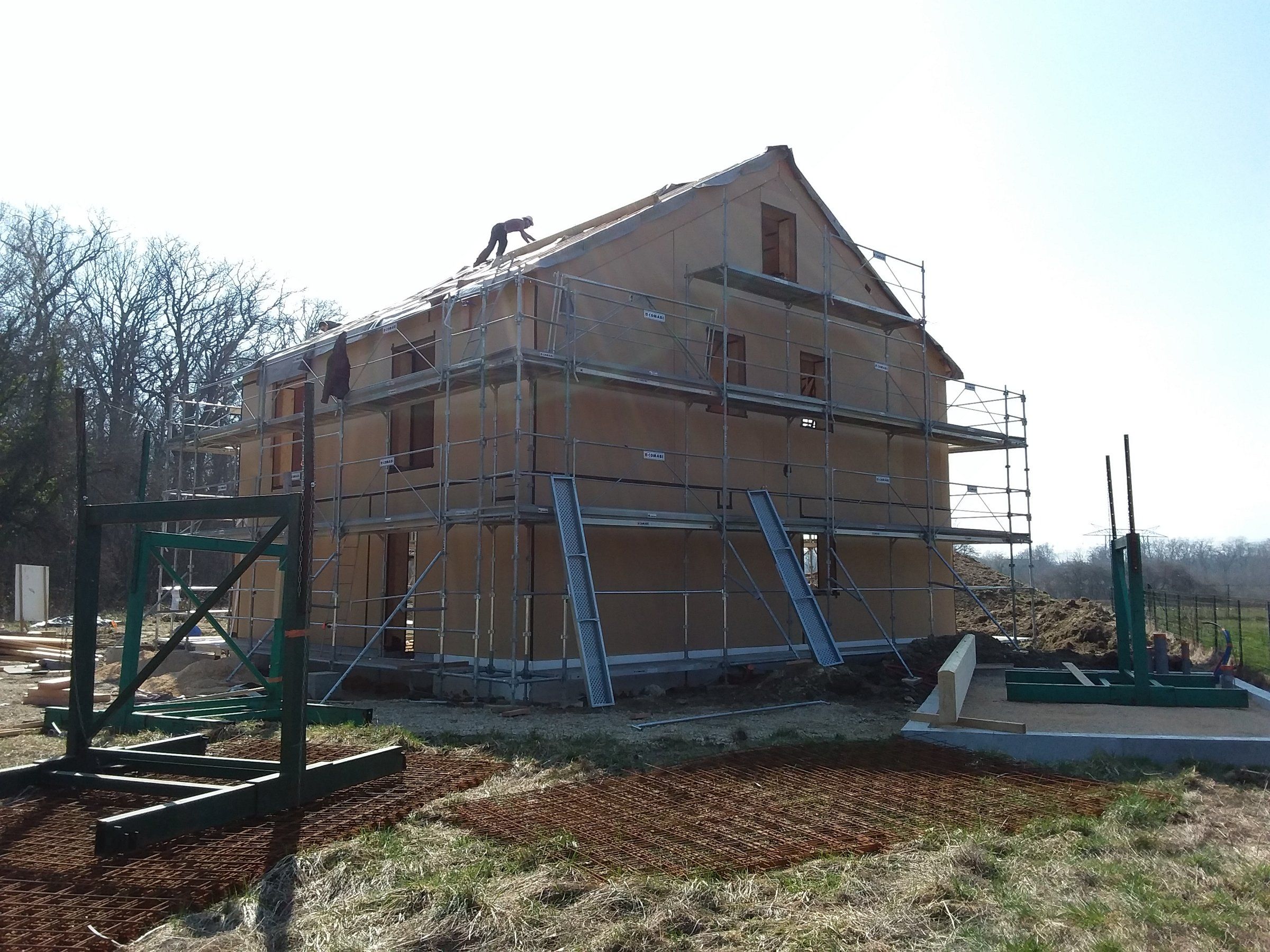 Mars 2017 — la structure bois montée, la couverture en cours