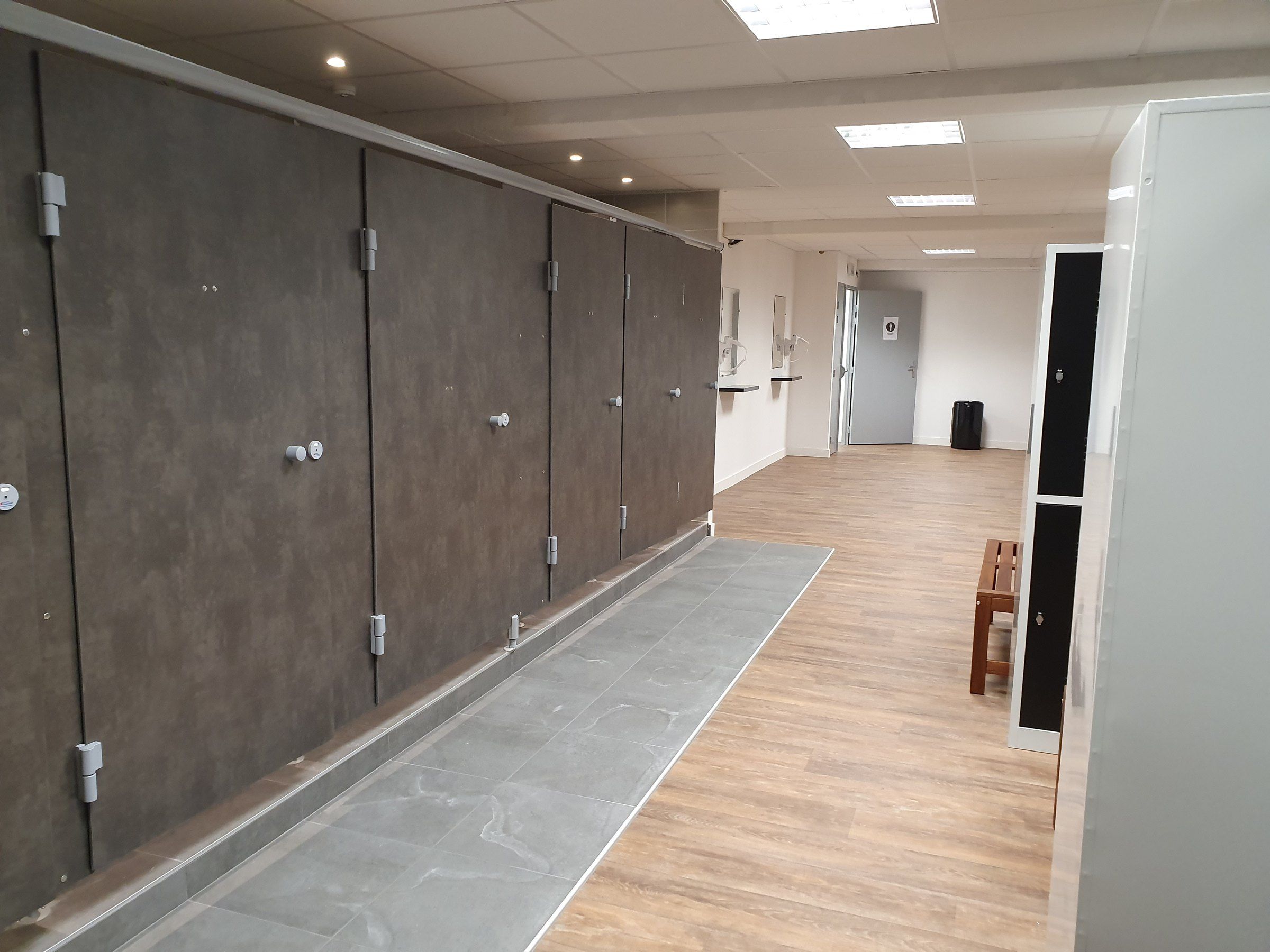 Vestiaires et cabines de douche, créés de toutes pièces