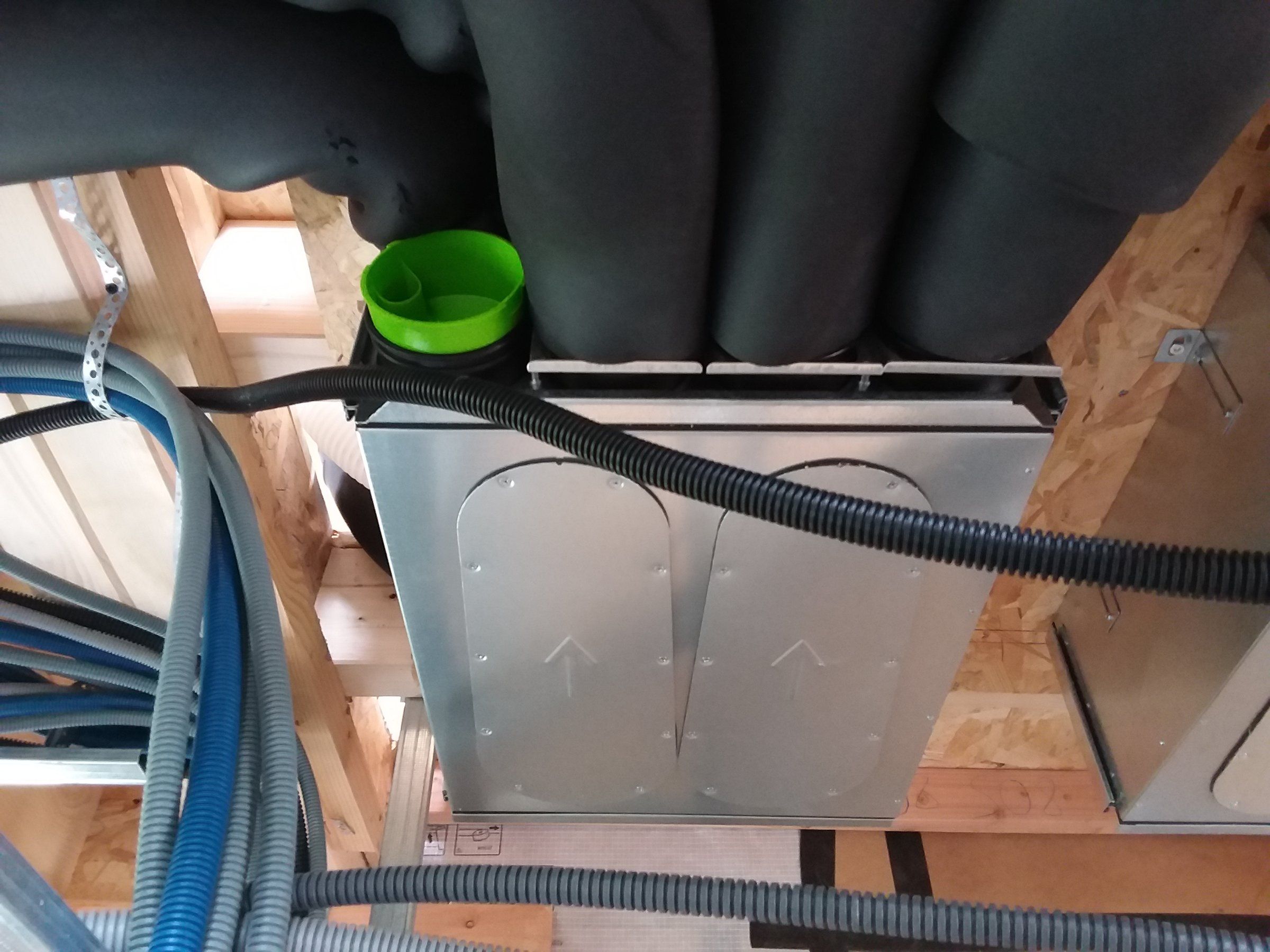 Juillet 2017 — le caisson de ventilation double flux dans les combles